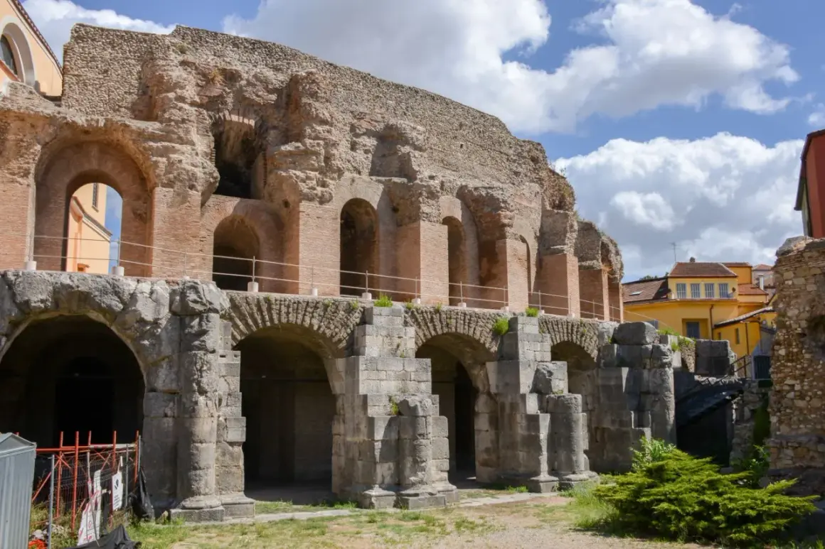 Antico anfiteatro romano a Benevento, un'opera architettonica imponente con archi in pietra e mattoni, testimone di storia.