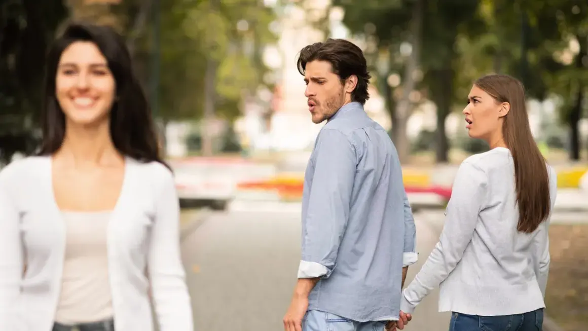 Ein Mann dreht sich um, während seine Freundin ihn festhält. Er begehrt andere Frauen, was sie mit Entsetzen bemerkt.