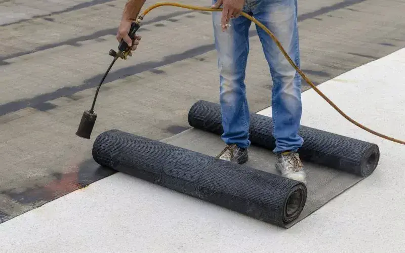 Ile kosztuje rolka papy na dach? Sprawdź ceny i uniknij wysokich kosztów