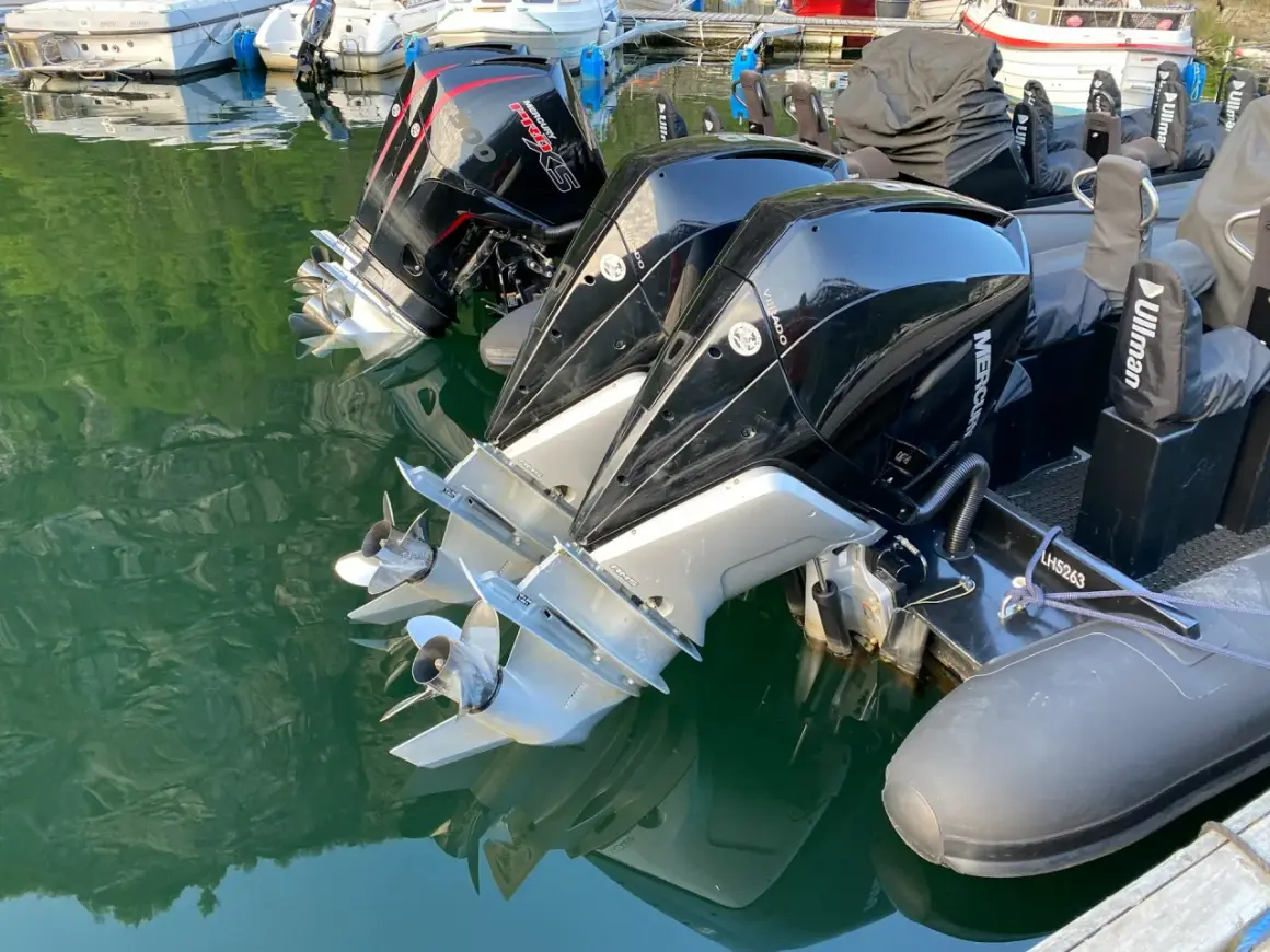 Due potenti motori fuoribordo Mercury Verado, con eliche lucide, pronti per solcare le acque verdi.
