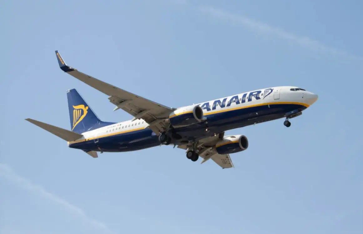 Samolot Ryanair w locie. Regular fare Ryanair co to znaczy? Tanie loty, szybki transport.