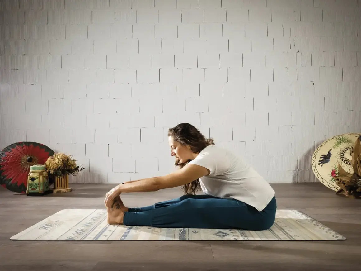 Mujer en postura de yoga Paschimottanasana, explorando el hatha significado de la calma y la conexión.