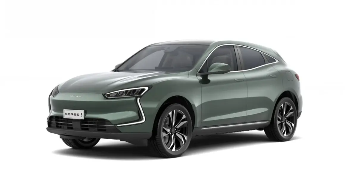 Zielony SUV Seres 5 z eleganckimi światłami LED i czarnymi felgami.