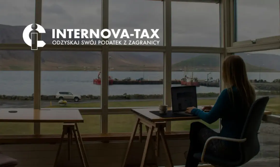 Kobieta pracuje przy laptopie, widok na port. Internova-Tax pomaga odzyskać podatek z zagranicy, nawet jeśli masz rezydencję podatkową w innym kraju.