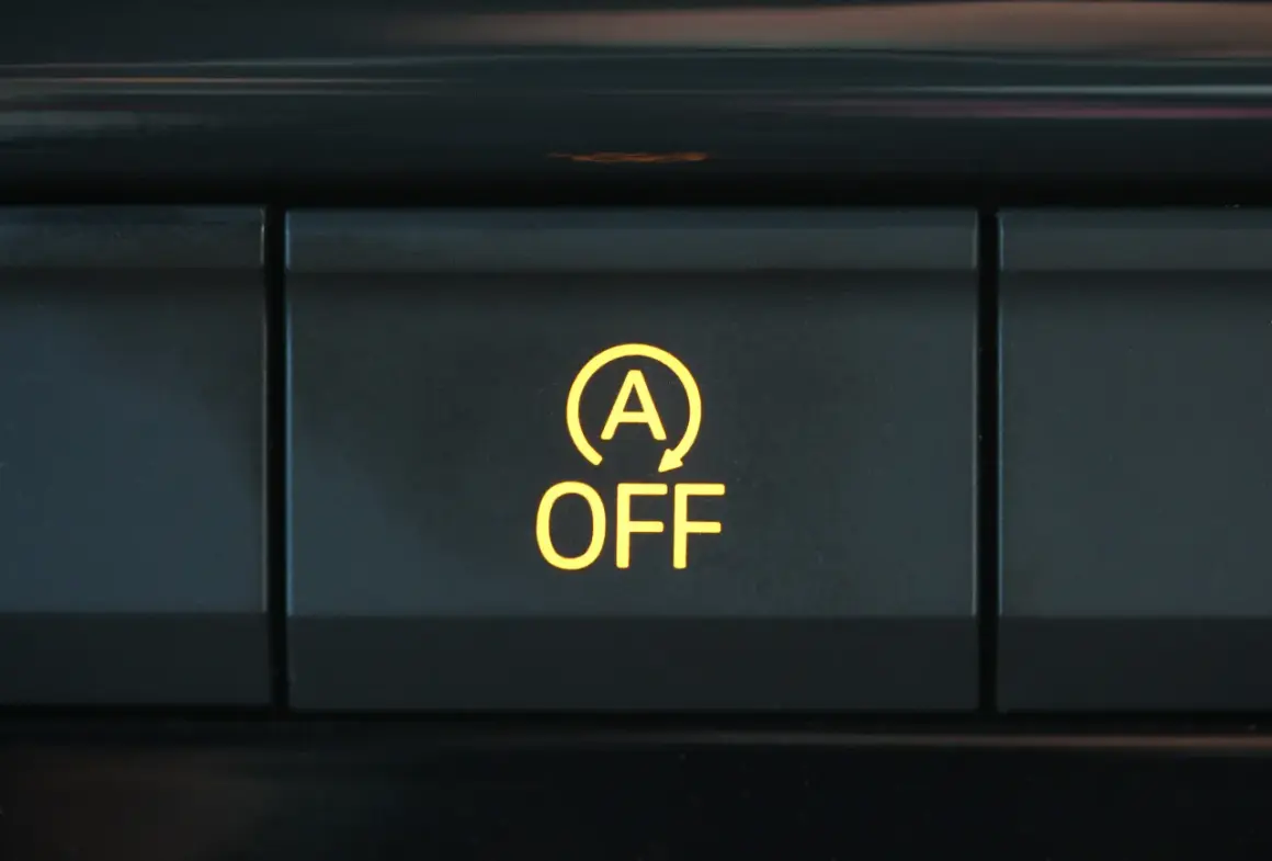 Przycisk "Start-Stop OFF" w samochodzie, wyłączający system automatycznego gaszenia silnika.