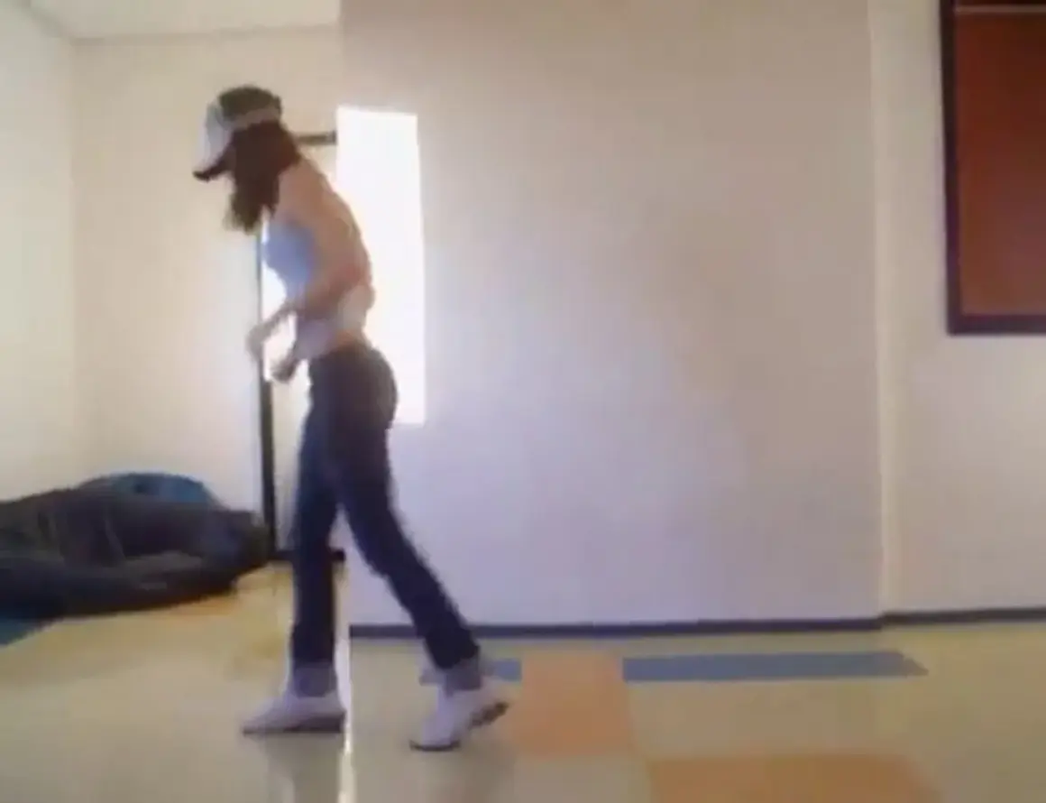 Ragazza con cappellino e jeans che si muove a ritmo, mostrando come si balla la techno con passi energici.