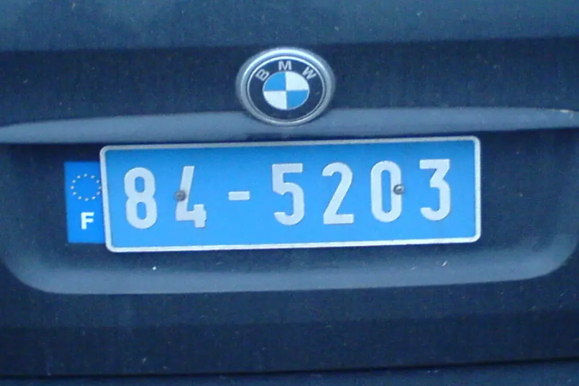 Plaque immatriculation bleue avec le sigle "F" et des étoiles européennes, typique de la France. Le numéro est 84-5203.