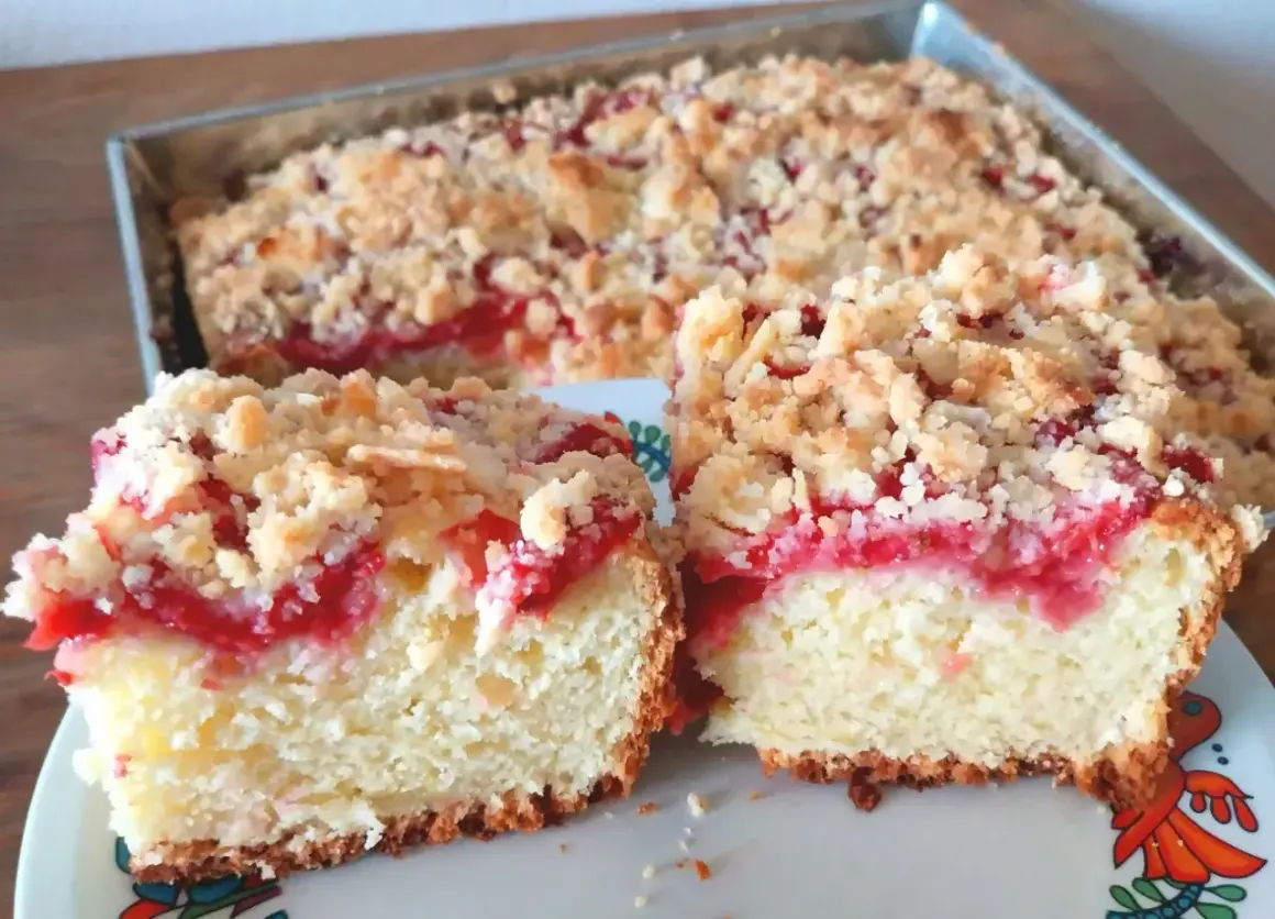 Pyszna babka z truskawkami i kruszonką, pachnąca latem i domem. Idealna na deser.