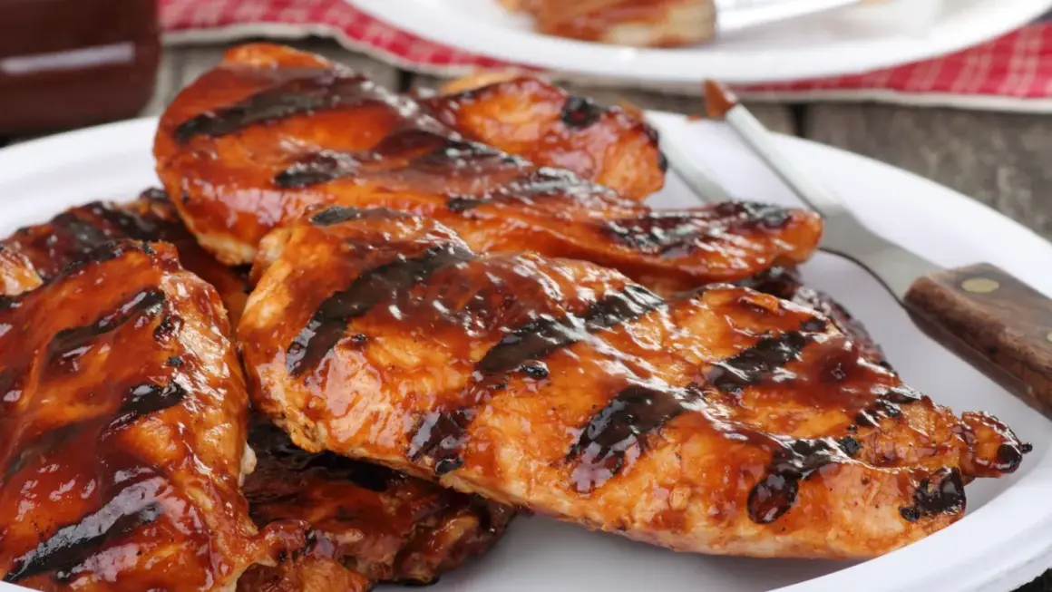 Soczyste kawałki kurczaka w sosie BBQ, idealne na grilla. Marynata do kurczaka na grilla nada im wspaniały smak.