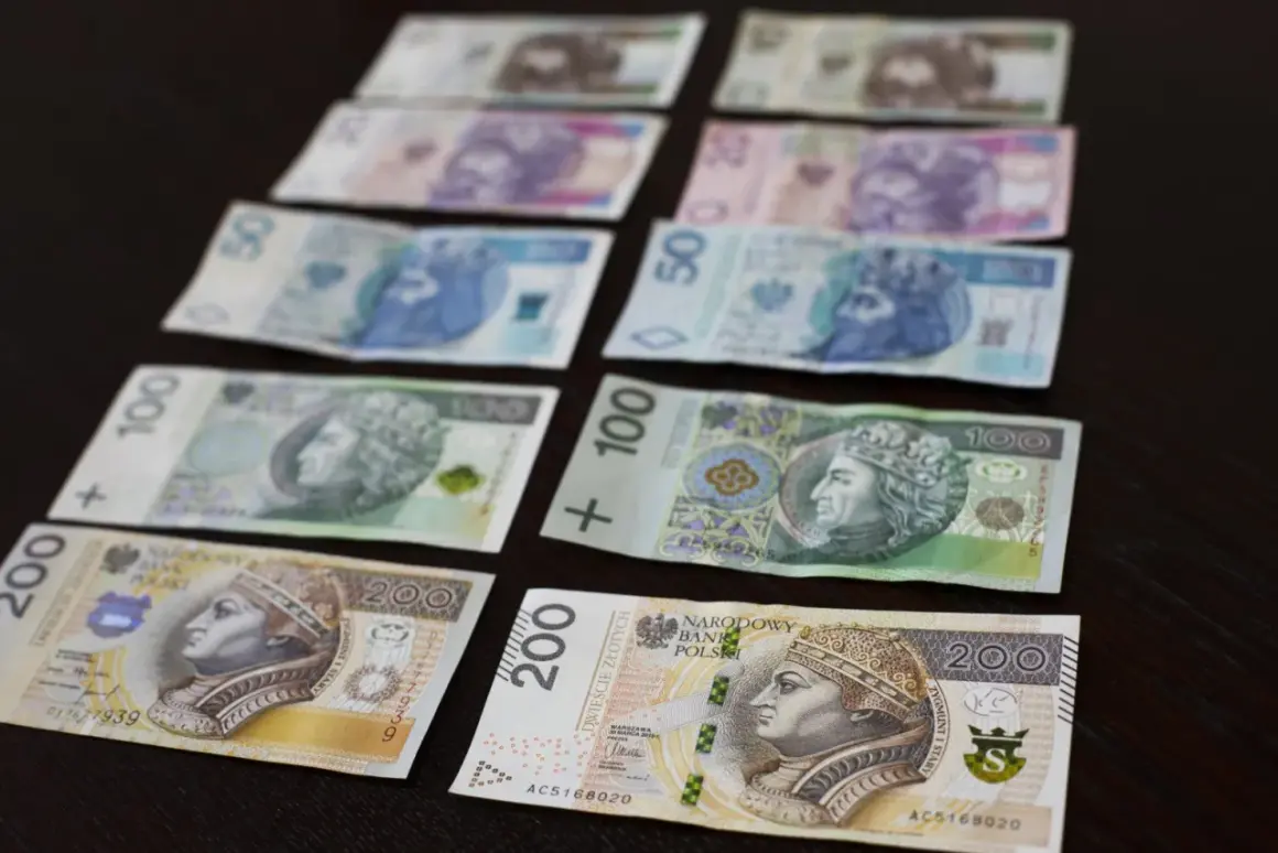 Zastanawiasz się, gdzie wymienić stare banknoty polskie? Na zdjęciu polskie złotówki: 200, 100, 50.
