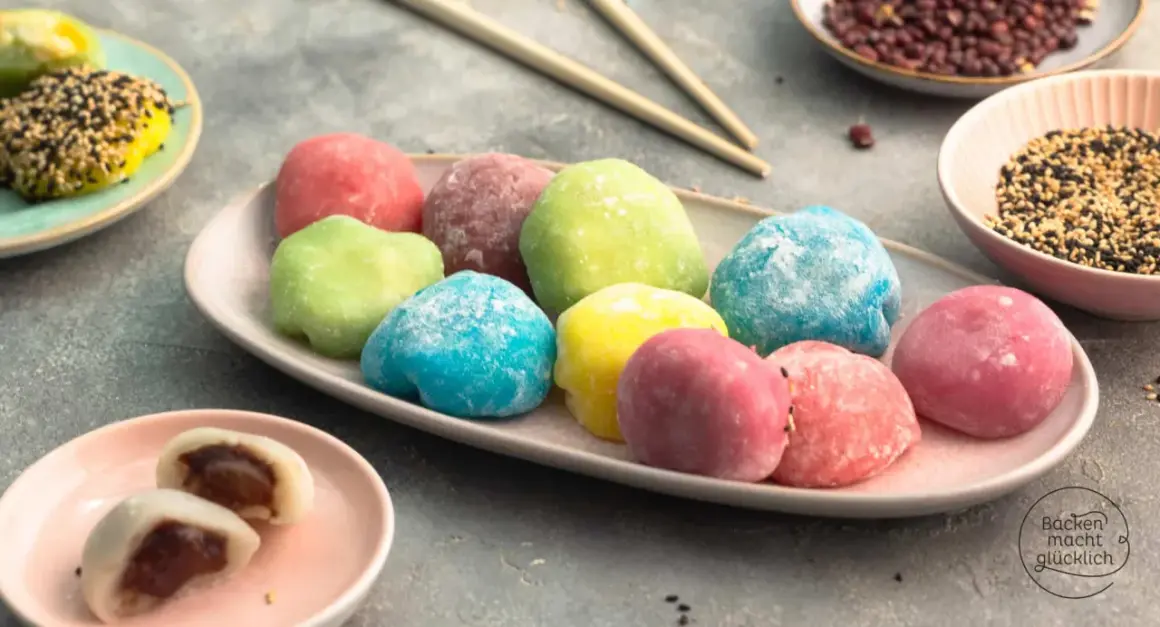 Bunte Mochi-Bällchen, ein köstliches Rezept für süße Leckereien. Auf einem Teller liegen sie in verschiedenen Farben, bereit zum Genießen.