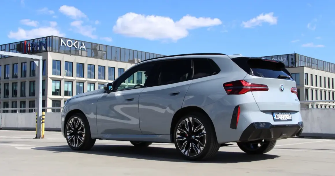 Szare BMW X3 na parkingu przed budynkiem Nokia. Zastanawiasz się nad jego spalaniem?