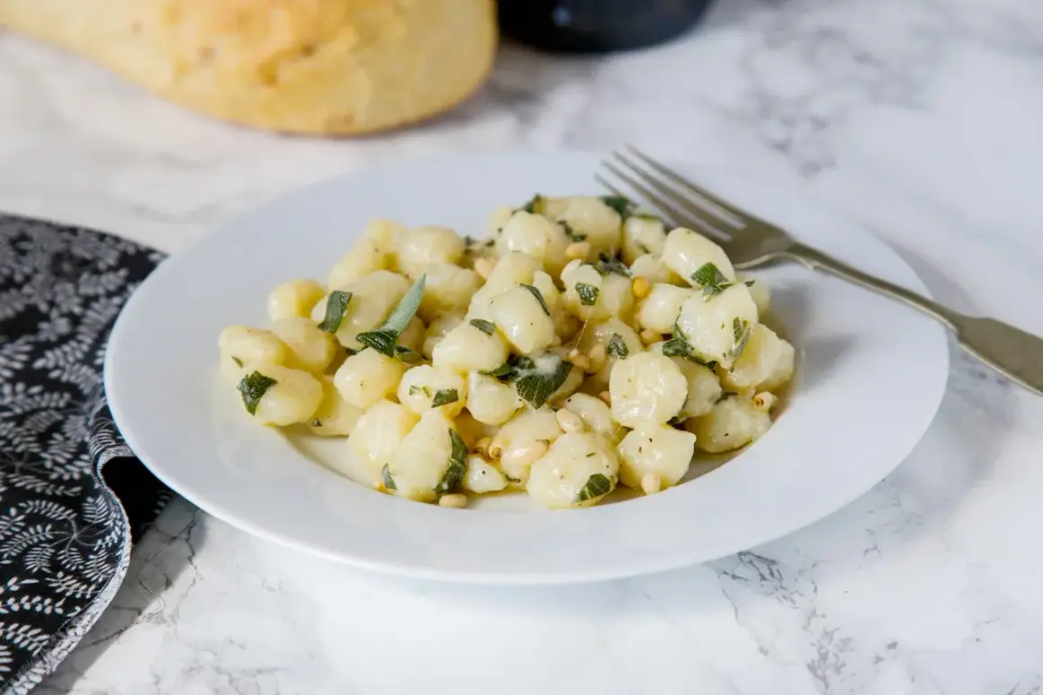 Pyszne gnocchi z szałwią i orzeszkami pinii. Idealny gnocchi przepis z czym podawać, by zachwycić gości.
