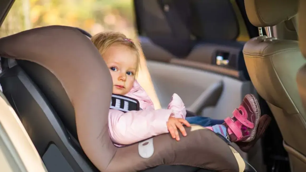 Kleines Mädchen im Kindersitz, ADAC-Sicherheit im Auto, egal ob rechts oder links.