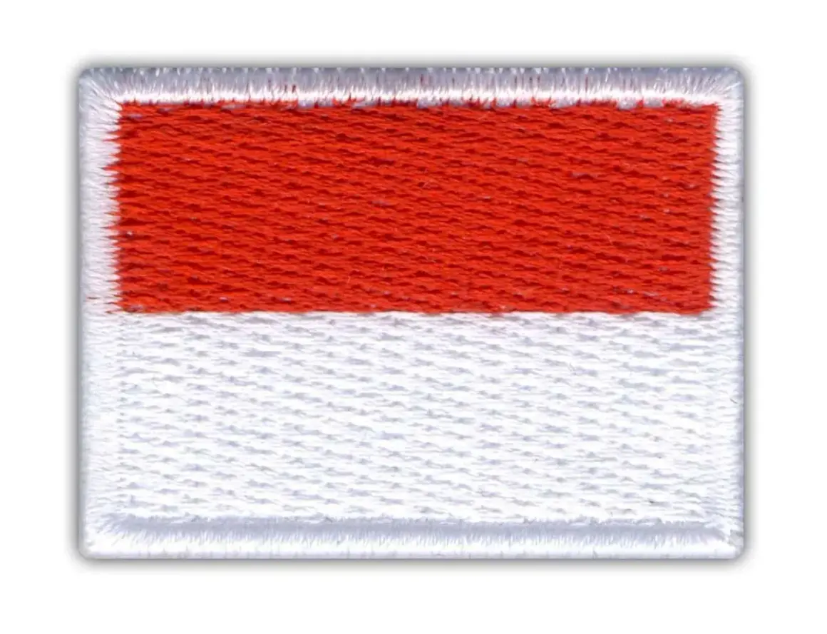 Naszywka z flagą Monako, czerwono-biała, z białym obszyciem.