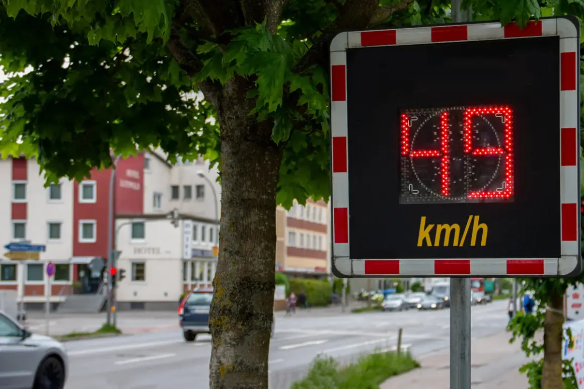 Digitale Geschwindigkeitsanzeige zeigt 49 km/h. Wer mit 70 in 50-Zone geblitzt wird, muss mit Strafe rechnen, auch mit Toleranz.