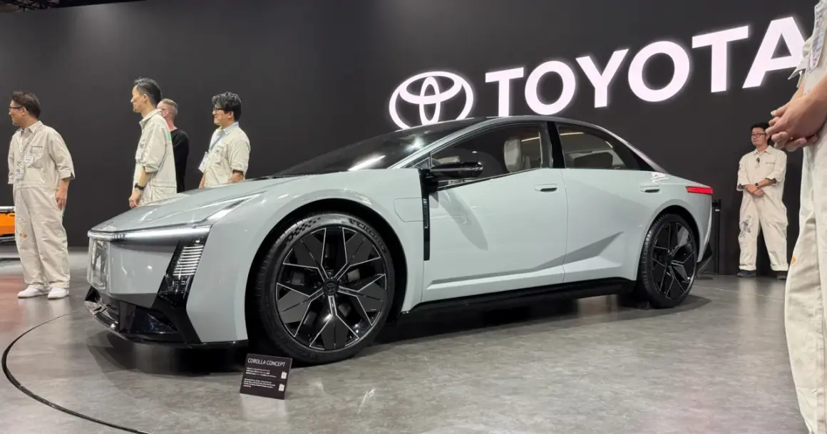 Nowoczesna Toyota Corolla Concept, zapowiedź przyszłych generacji, prezentowana na tle logo Toyota.