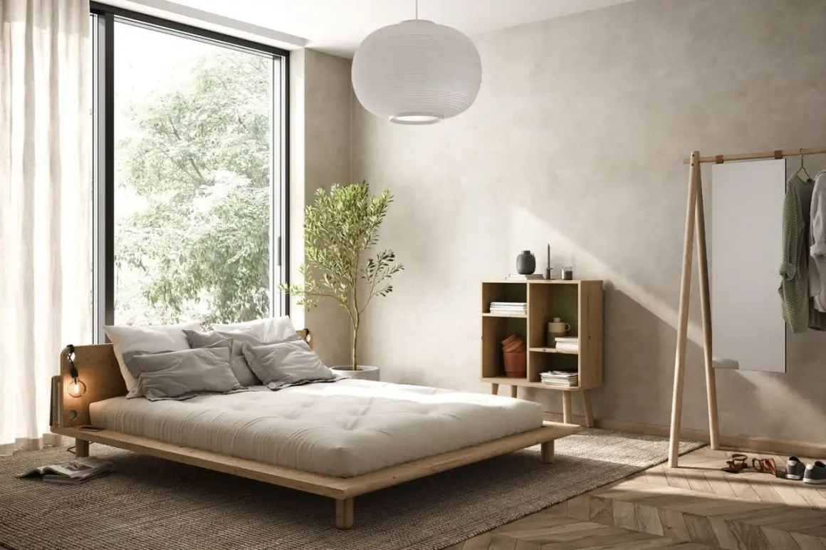Minimalistisches Schlafzimmer mit niedrigem Holz-Bett, das verschiedene Bett Arten inspiriert. Große Fensterfront, Pflanzen und ein offenes Regal.