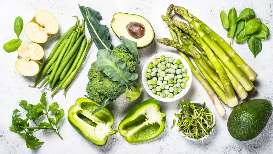 Légumes verts variés : brocolis, haricots, asperges, poivrons, avocats, épinards, pois, pousses. Certains de ces aliments riches en phytates et oxalates sont présentés.