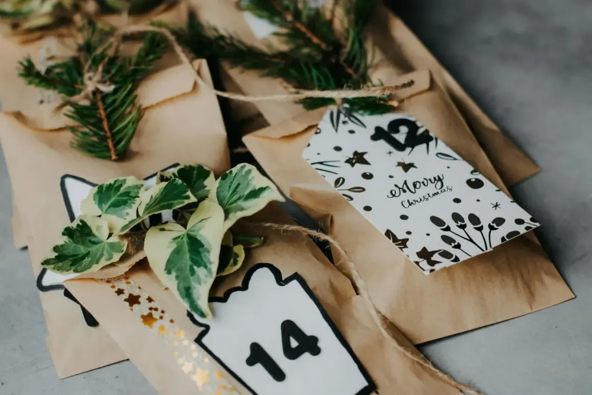 Sacchetti marroni per realizzare calendario dell'avvento fai da te, decorati con pigne, foglie e numeri.