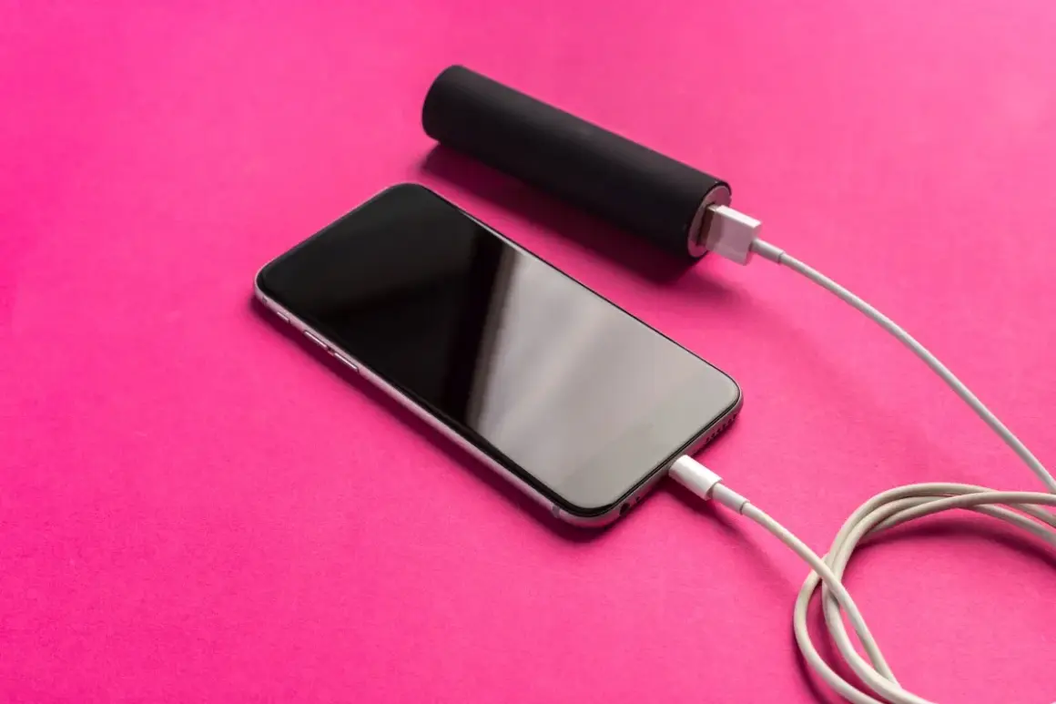 Telefon ładuje się z powerbanku. To sposób, jak naładować telefon bez ładowarki, gdy jesteś w podróży.