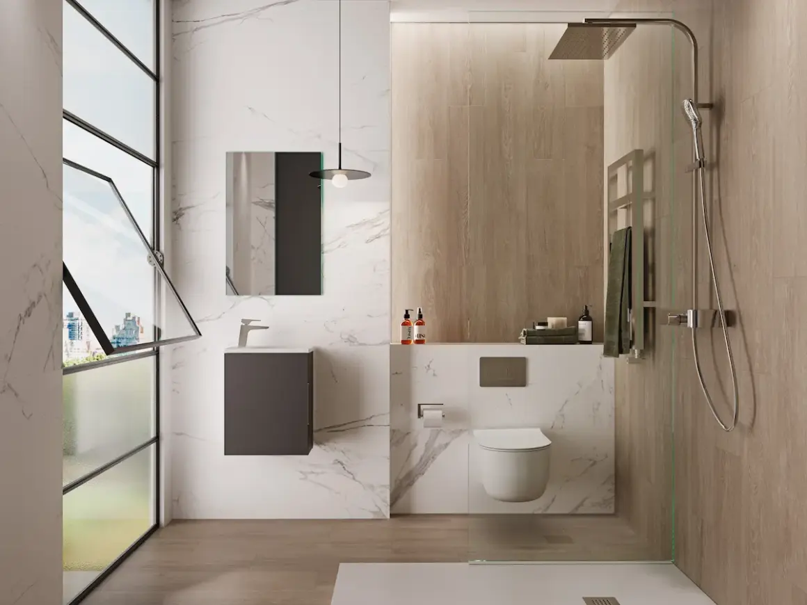Modernos baños pequeños con ducha, inodoro suspendido y lavabo flotante, con acabados en mármol y madera.