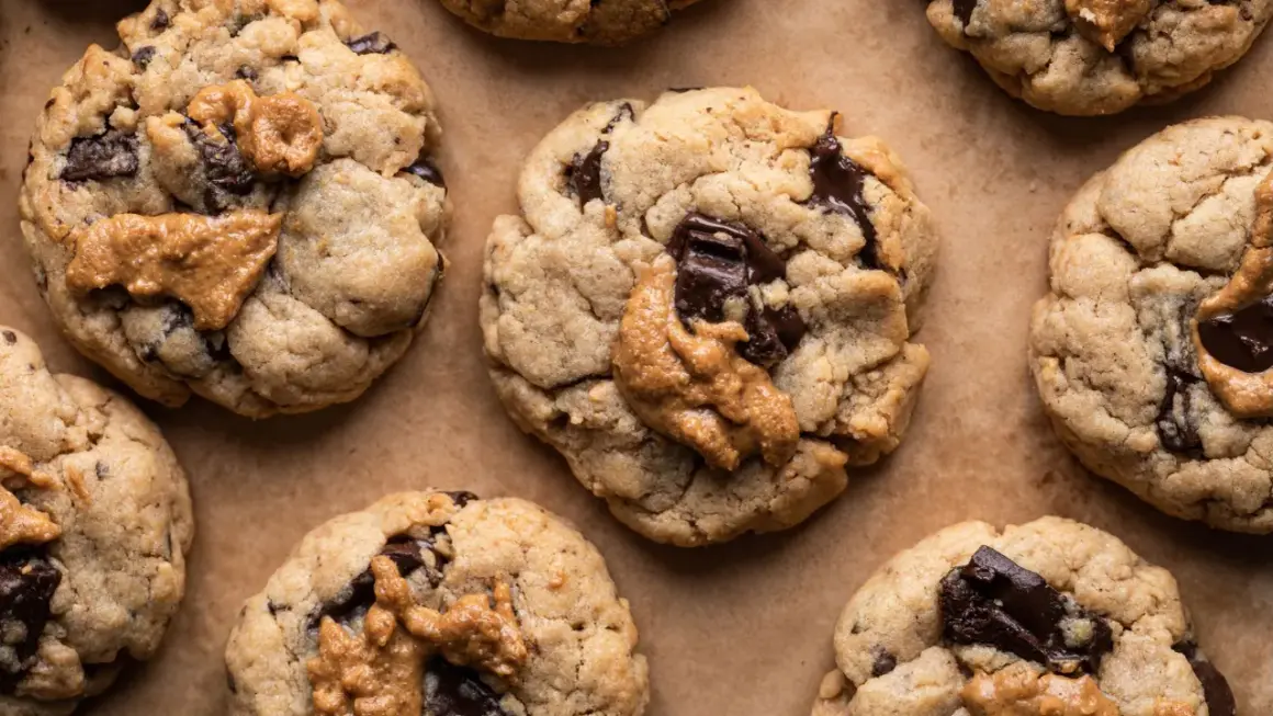 Saftige Schoko-Erdnussbutter-Cookies, perfekt für jedes Cookies Rezept.