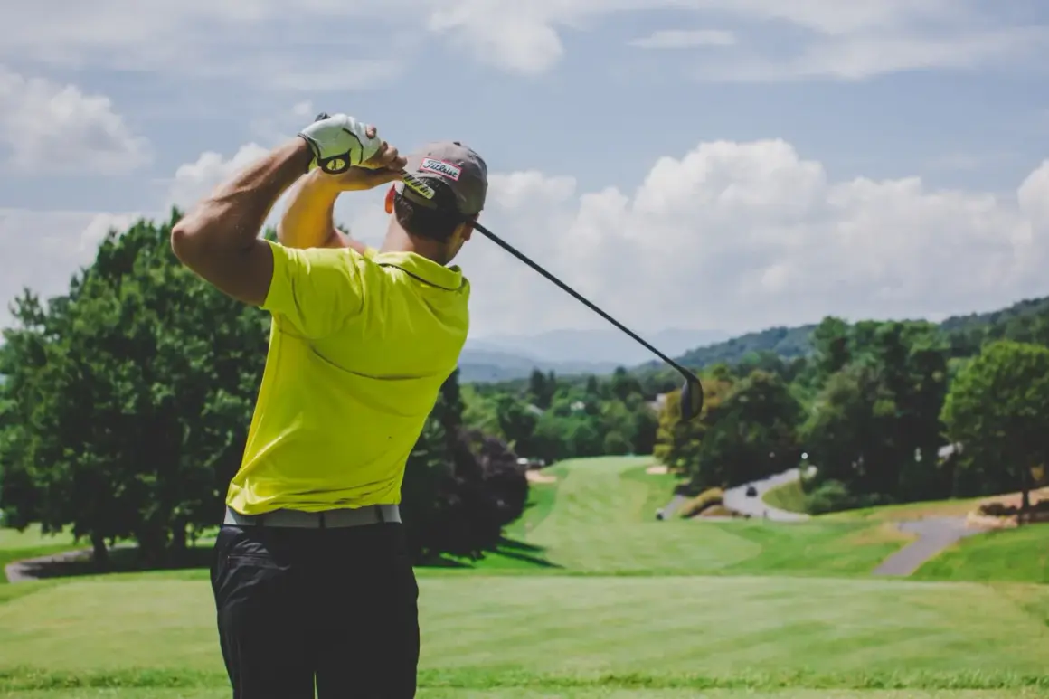 Golfer im Bergischen Land schwingt den Schläger. Ein perfekter Abschlag auf dem bergisch land golfplatz.