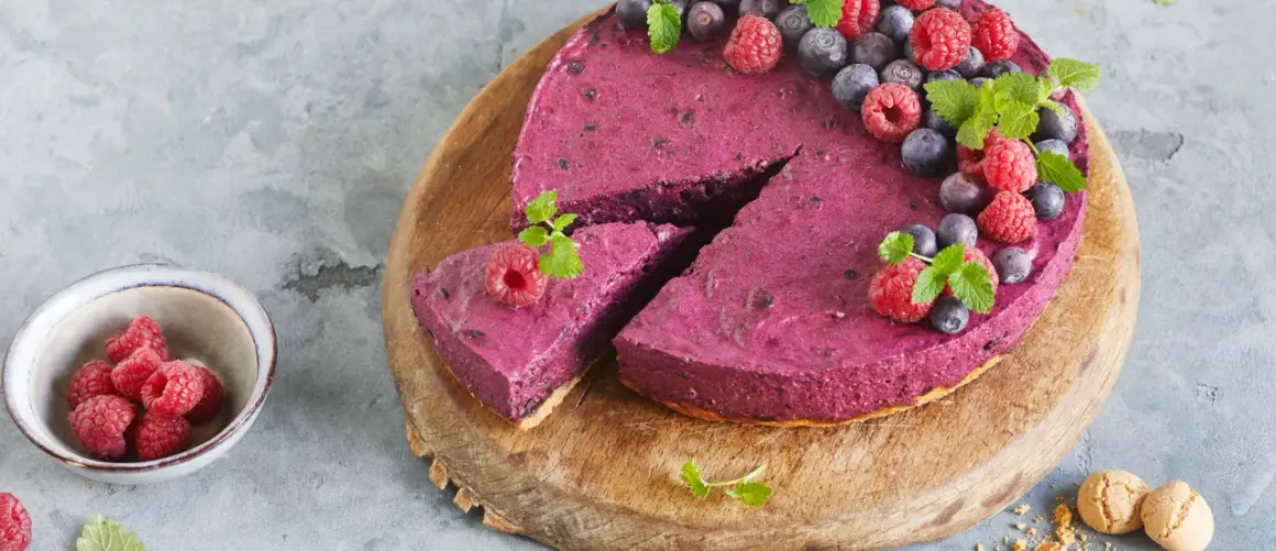 Beeren-Torte, ein köstliches Beispiel für einfache torten rezepte, verziert mit frischen Beeren und Minze.