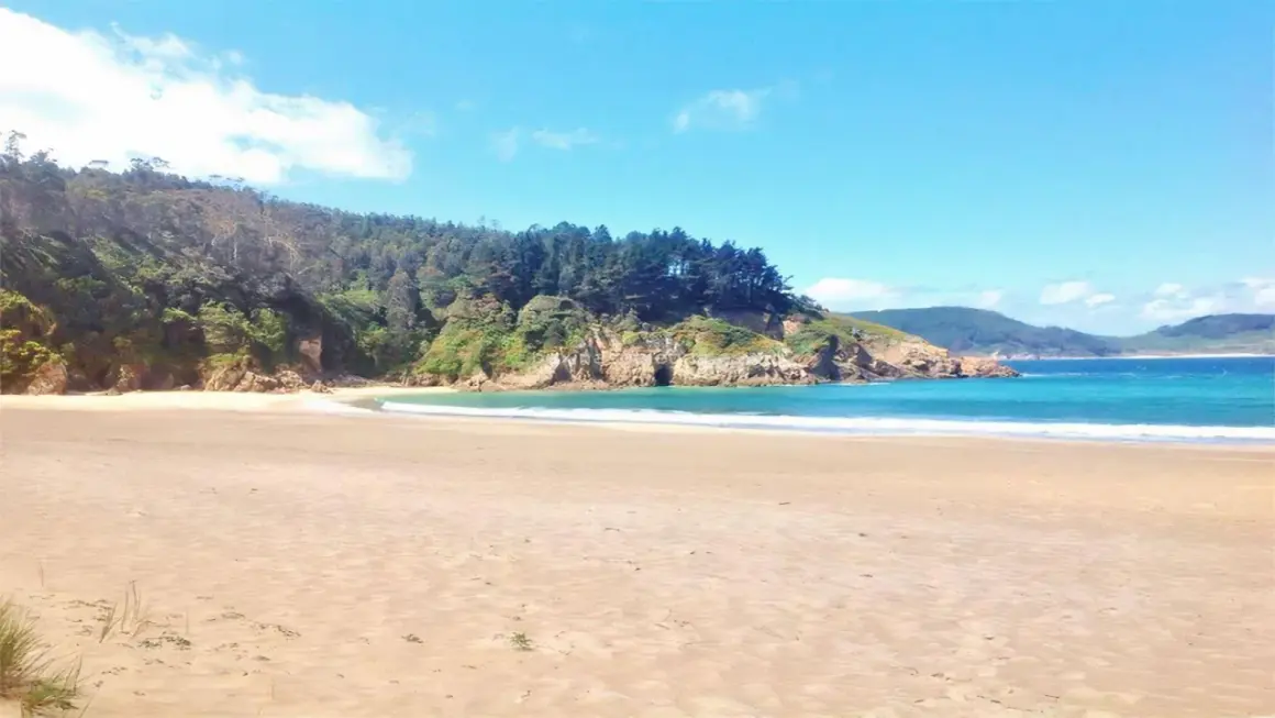 Arena dorada, mar turquesa y acantilados verdes. Un paraíso natural en las playas de O Vicedo, perfecto para desconectar.