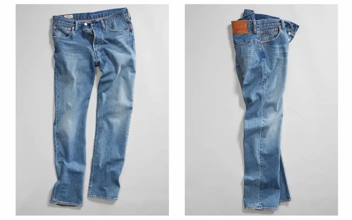 Två par ljusblå jeans, ett framifrån och ett bakifrån. Perfekt för dig som vill krympa jeansen för en tajtare passform.