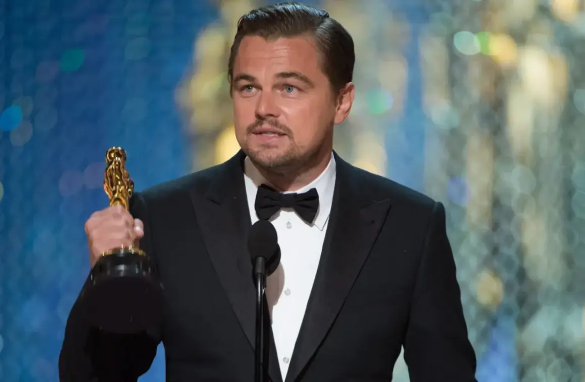 Leonardo DiCaprio wreszcie zdobywa swojego Oscara, trzymając statuetkę w dłoni.