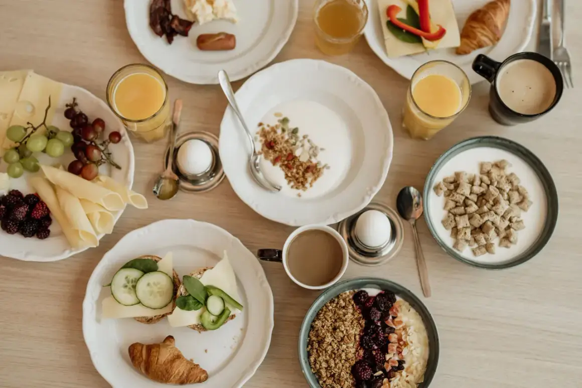 Frukostbuffé på Bohusgården restaurang med frukt, ost, ägg, yoghurt, granola, flingor och kaffe.