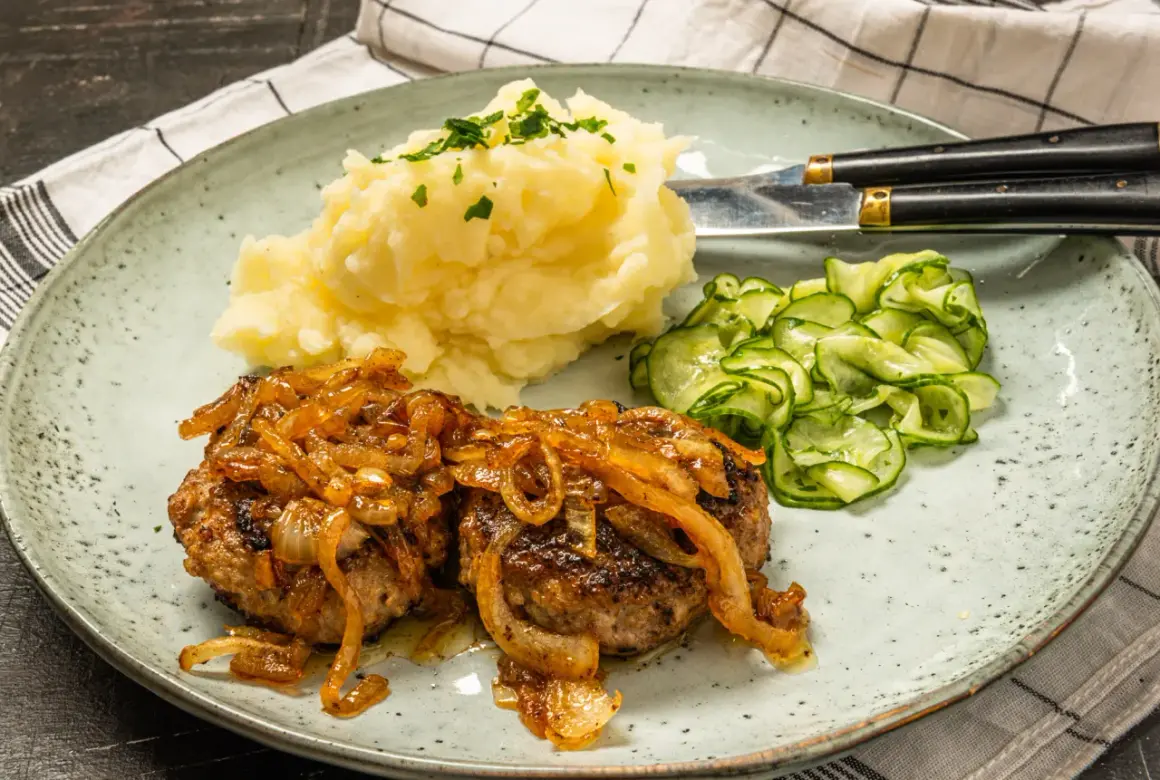 Två saftiga pannbiffar i ugn med karamelliserad lök, serverade med krämigt potatismos och gurksallad. En klassisk svensk rätt.