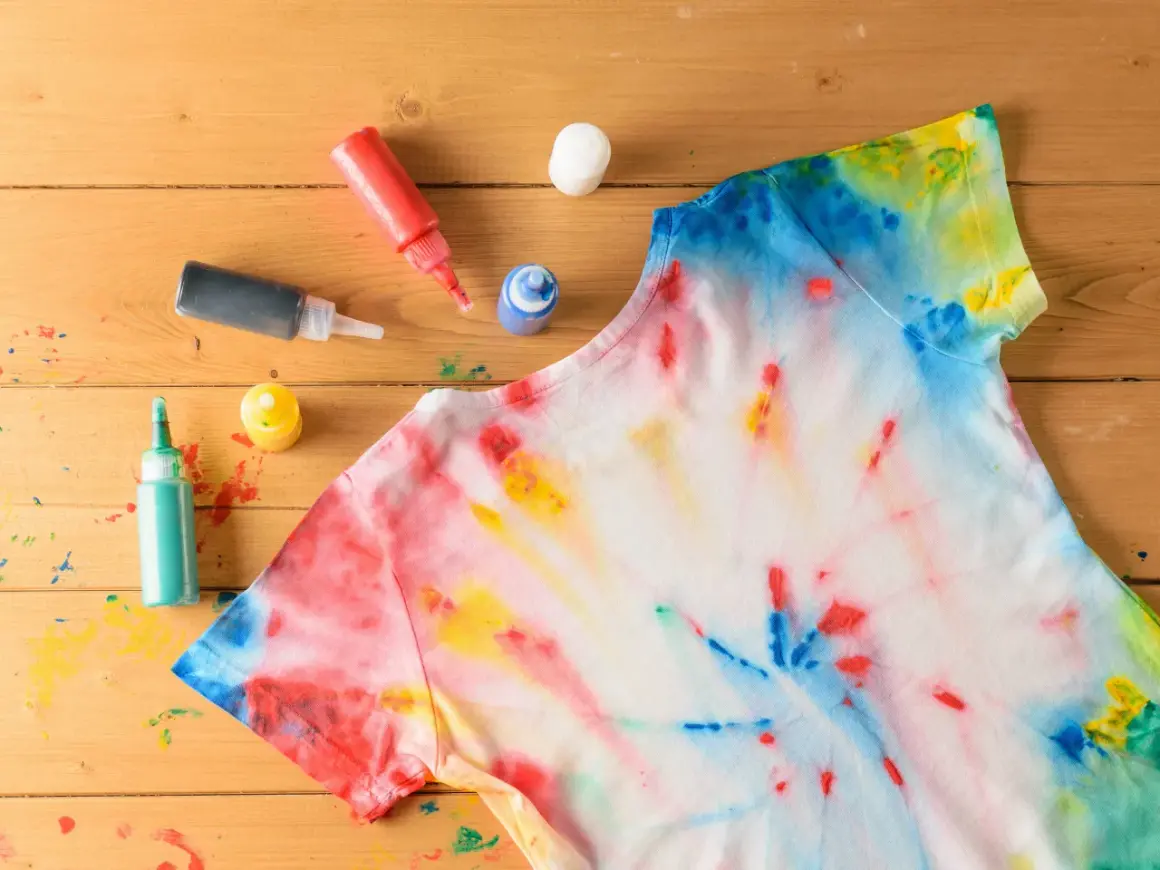 Wybielacz do tie-dye: jaki wybrać i jak zrobić idealny wzór?