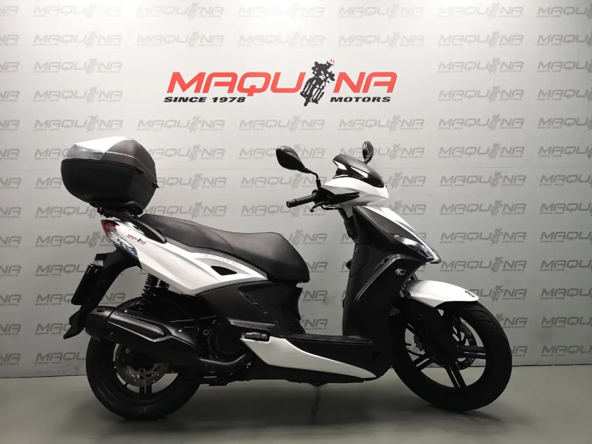 Scooter Kymco Agility City 125 blanca y negra, con maletero. Opiniones positivas para este modelo.