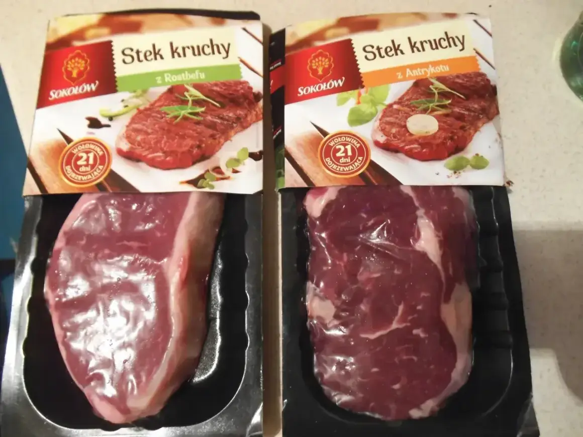 Dwa opakowania steka wołowego: z rostbefu i antrykotu. Pyszna polędwica czeka na grill.