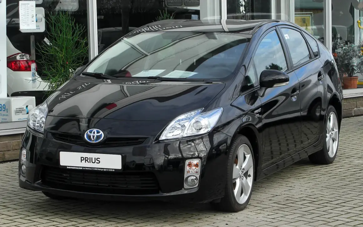 Czarny Toyota Prius 3, znany z niezawodności, ale warto znać najczęstsze usterki.