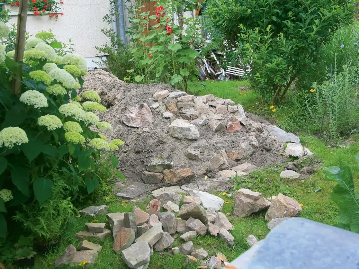 Nowe rabata skalniaki projekty w trakcie tworzenia. Kopiec ziemi i kamieni czeka na ułożenie.