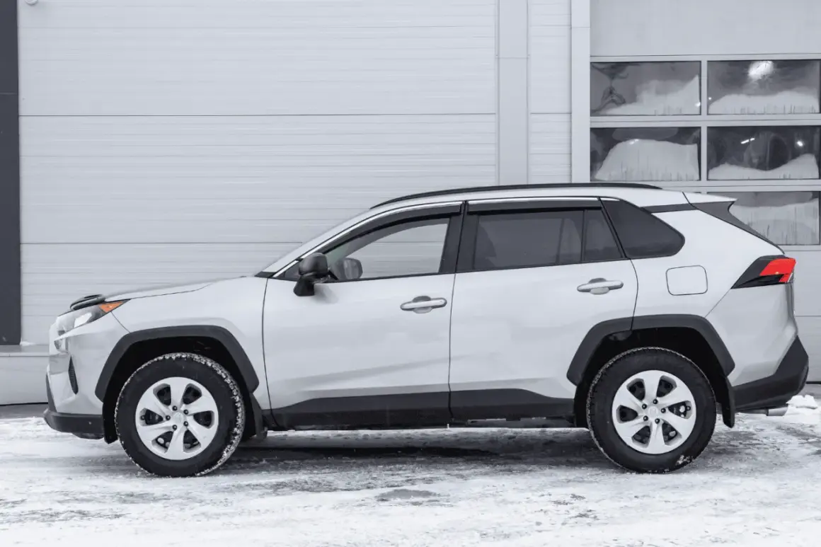Srebrny crossover stoi na śniegu. To idealny samochód na zimowe wyprawy, bo to właśnie crossover co to za auto, które łączy cechy SUV-a i kombi.
