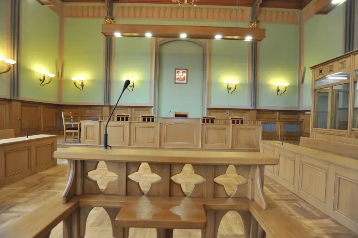 Pusta sala rozpraw. Sędzia siedzi za stołem, po bokach ławy dla ławników i prokuratora.