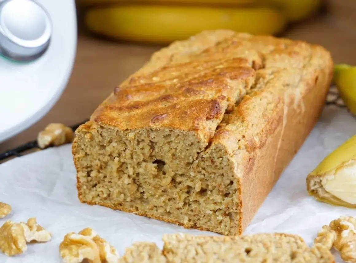Saftiges Bananenbrot, frisch gebacken mit dem Thermomix. Nüsse und Bananen als Garnitur.