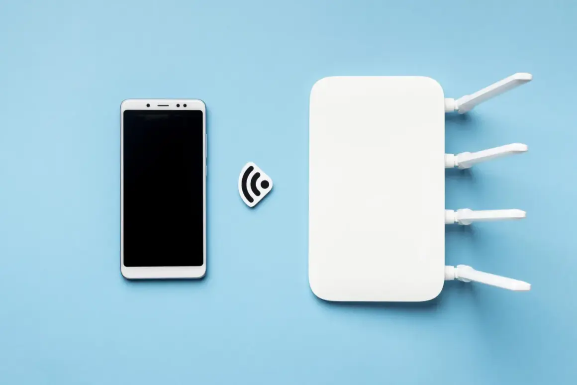 Smartfon i router Wi-Fi symbolizują, jak udostępnić internet z telefonu na laptopa.