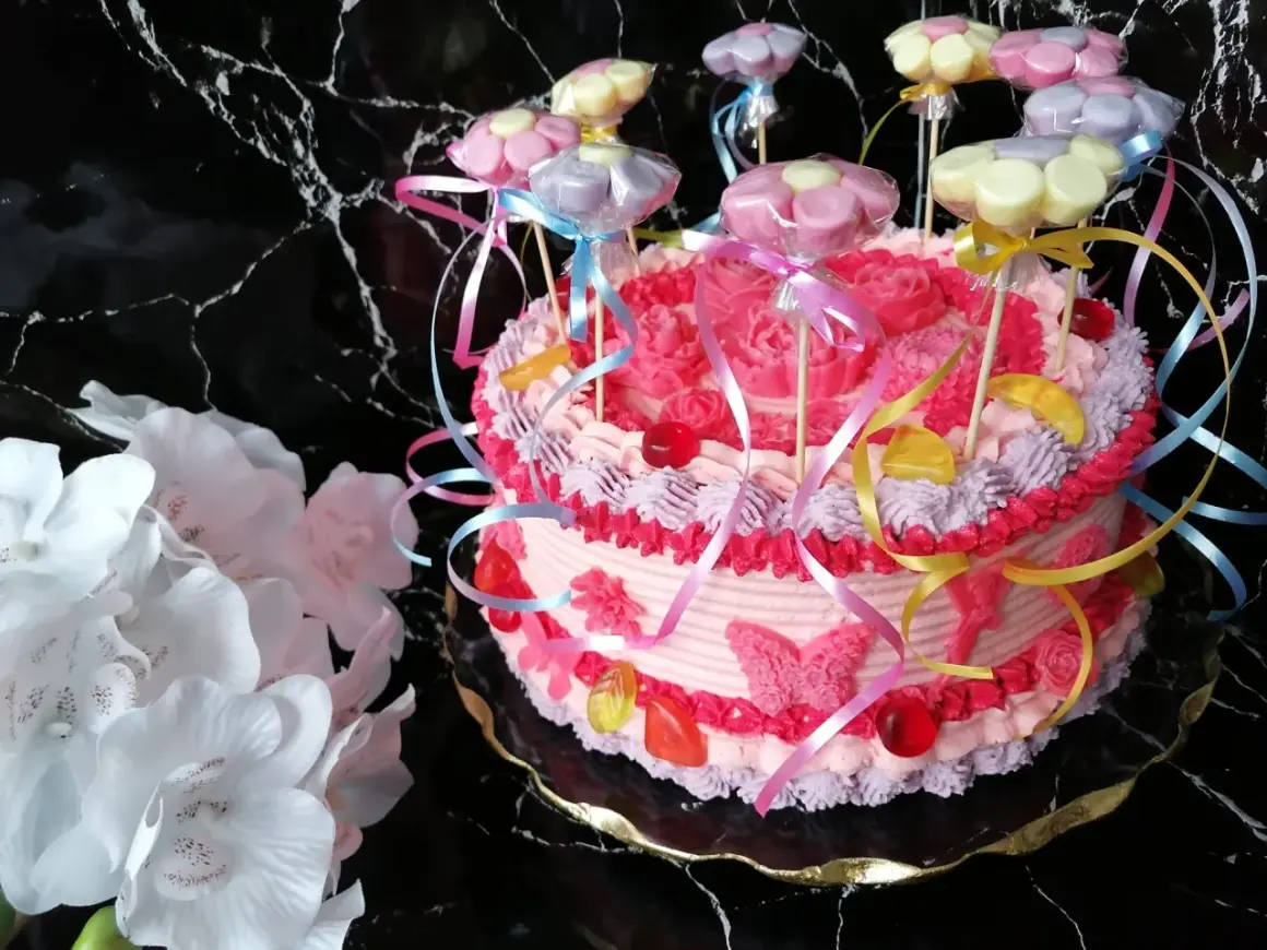 Jak zrobić ozdoby na tort? Proste triki Emilii Adamskiej!
