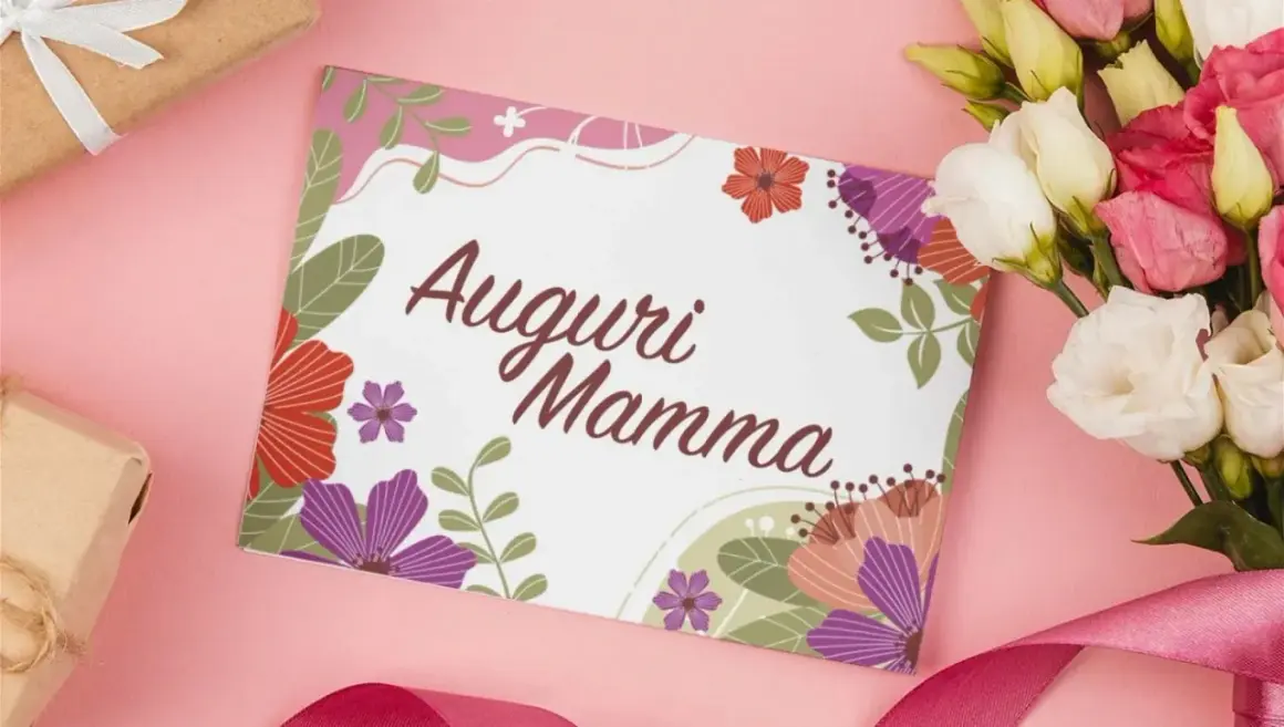 Un biglietto con scritto "Auguri Mamma" circondato da fiori colorati, un mazzo di fiori e pacchi regalo. Un modo per dire perché si festeggia la festa della mamma.