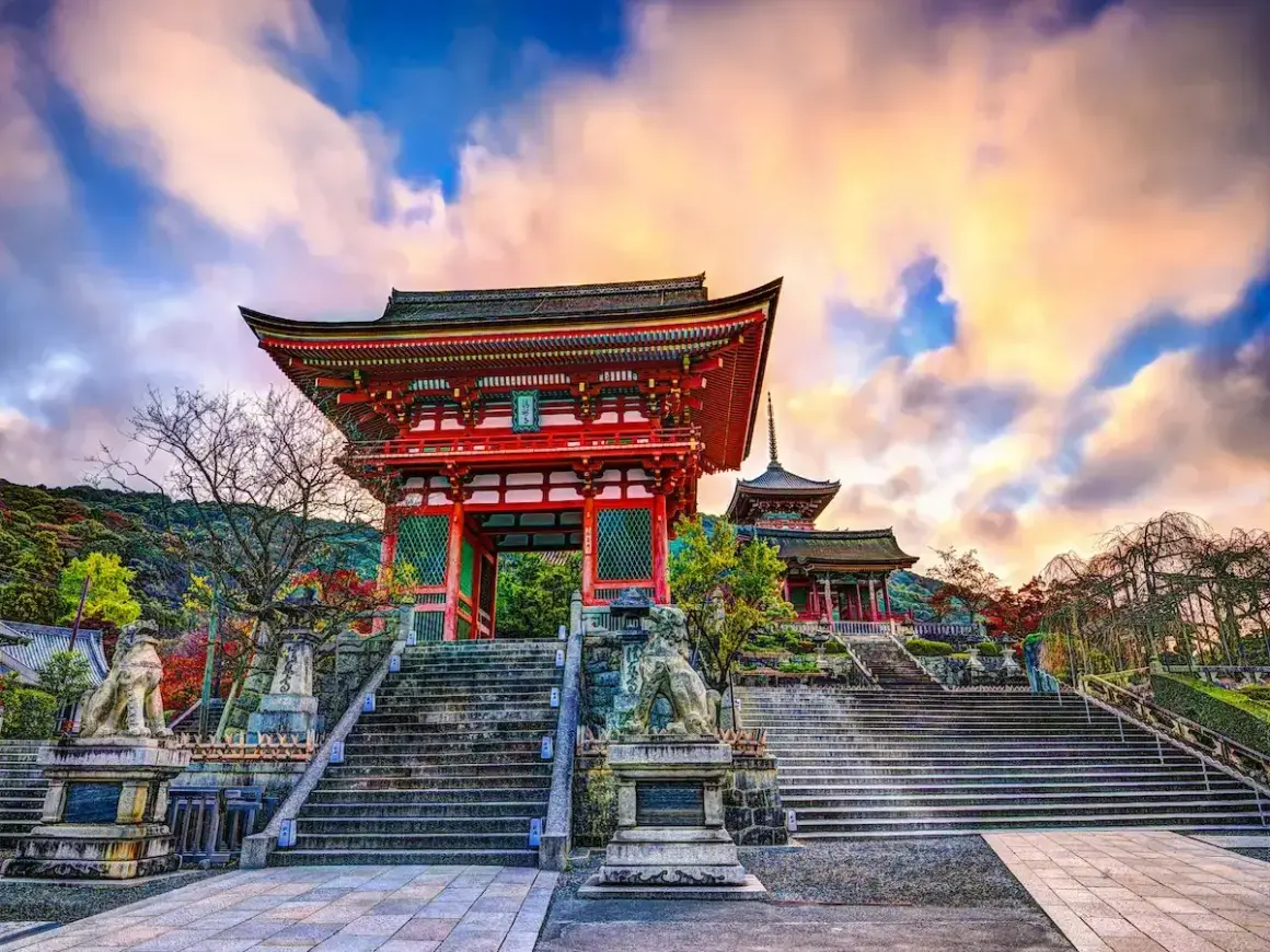 Japonia wycieczka Itaka: majestatyczna brama świątyni Kiyomizu-dera w Kioto, schody i kamienne lwy.
