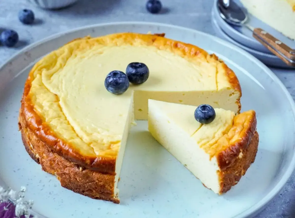 Ein köstlicher, zuckerfreier Kuchen mit Blaubeeren, der zum zuckerfreien Kuchen backen inspiriert.