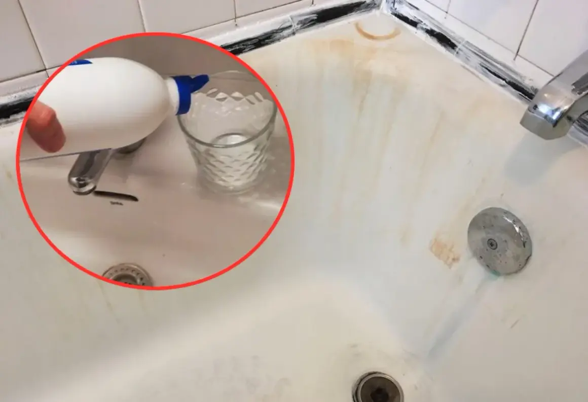 Come sbiancare vasca da bagno smaltata: versare detergente in un bicchiere per pulire le macchie gialle.