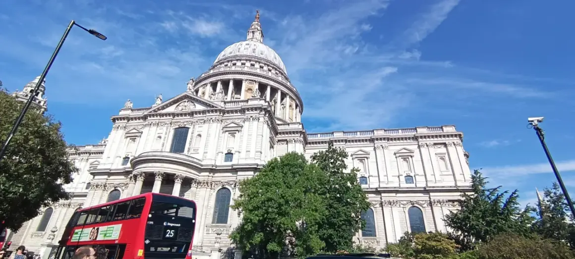 Majestatyczna katedra św. Pawła w Londynie, czerwony piętrowy autobus i błękitne niebo. Idealny widok na udany weekend w Londynie.