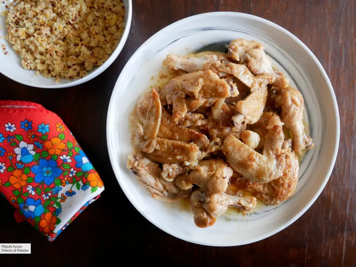Alitas de pollo al ajillo, doradas y jugosas, servidas en un plato blanco. Acompañadas de quinoa y una servilleta colorida.